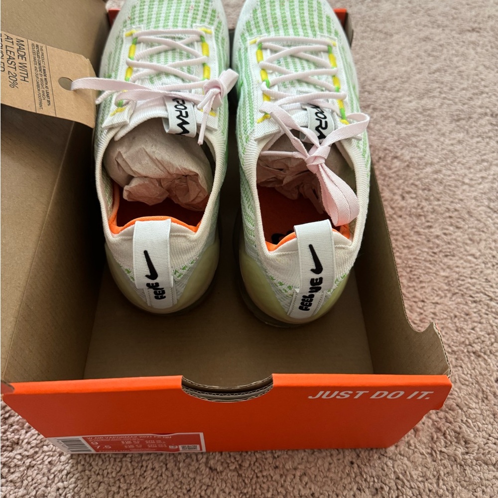 Women's Nike Air Vapormax - Picture 4 of 5